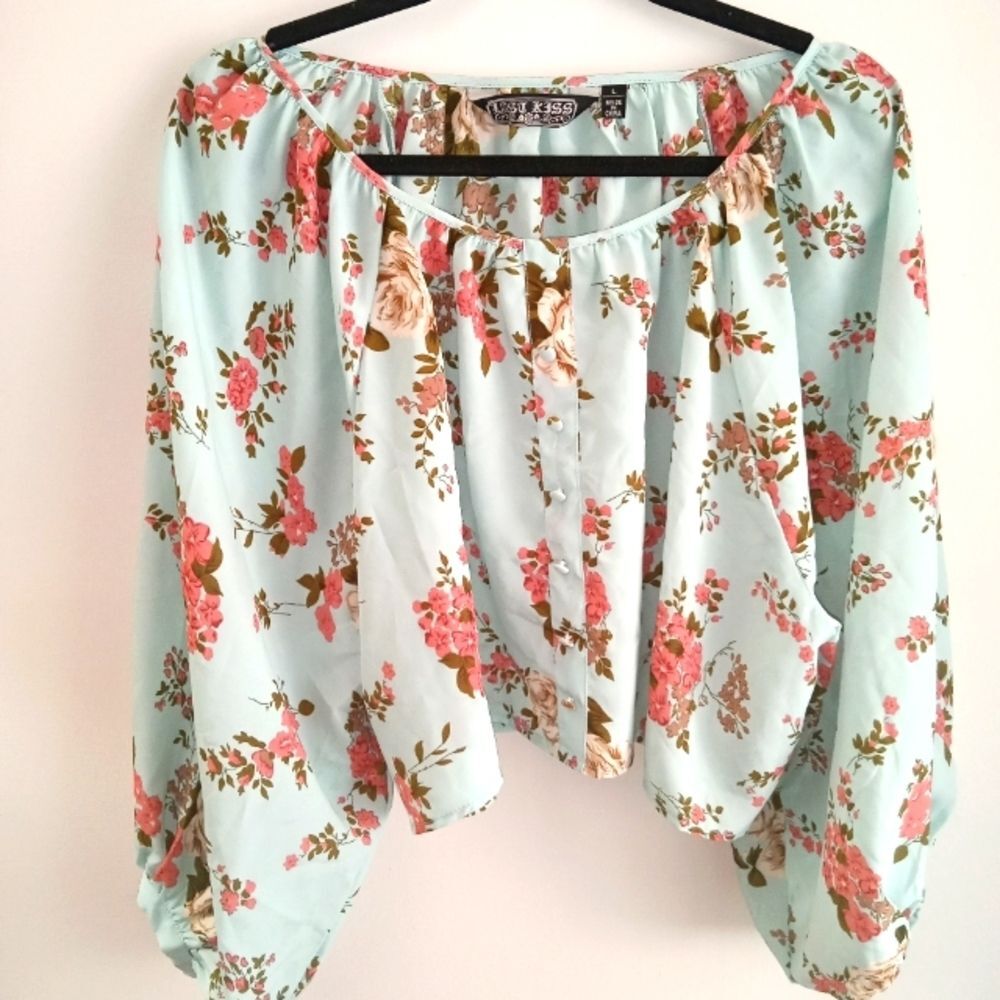 Gorgoeus floral print ,Size L cropped blouse
